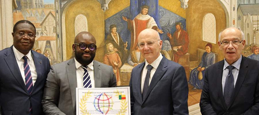 Remise du Prix de l'AHJUCAF à M. Ledy Rivas Zannou par M. Christophe Soulard, Vice-président de l'AHJUCAF, Premier président de la Cour de cassation de France, à la Cour de cassation de France le 27 novembre 2025.