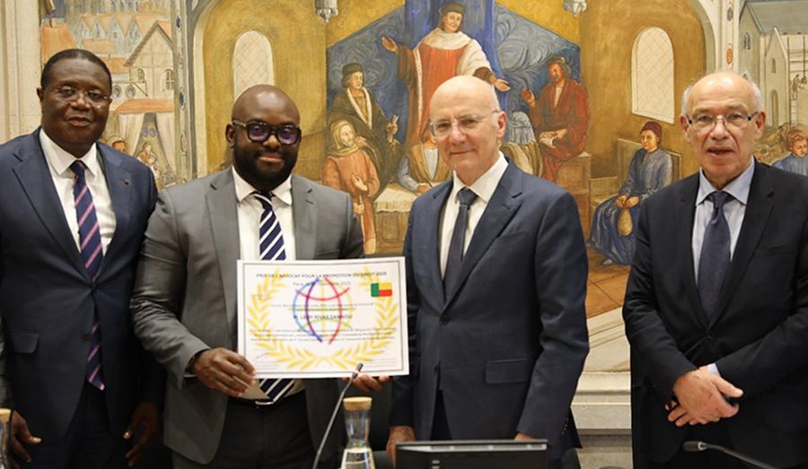 Remise du Prix de l'AHJUCAF à M. Ledy Rivas Zannou par M. Christophe Soulard, Vice-président de l'AHJUCAF, Premier président de la Cour de cassation de France, à la Cour de cassation de France le 27 novembre 2025.